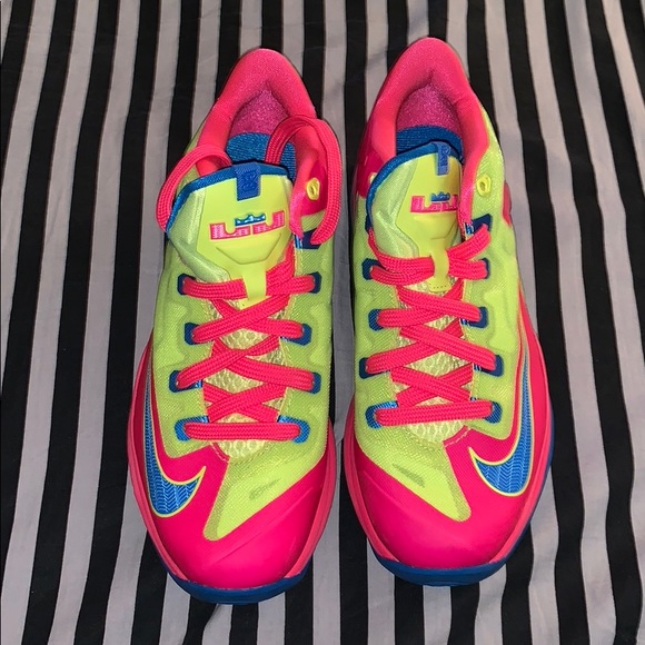 girls NIKE tennis shoes - Picture 1 of 4